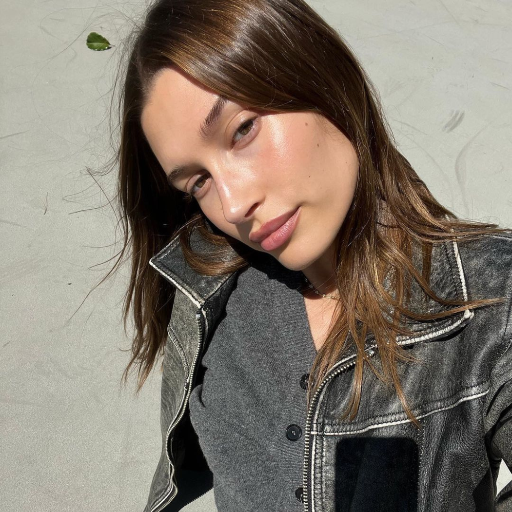 Hailey Bieber lansuje nowy pielęgnacyjny trend, który odmieni twoją skórę. To nowy kanon piękna